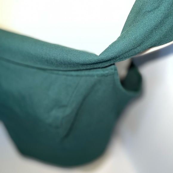 Charlotte Russe 🥳 2/$15 OR 3/$20 🥳 Green Cold Shoulder Formal Crop Top - Picture 2 of 3